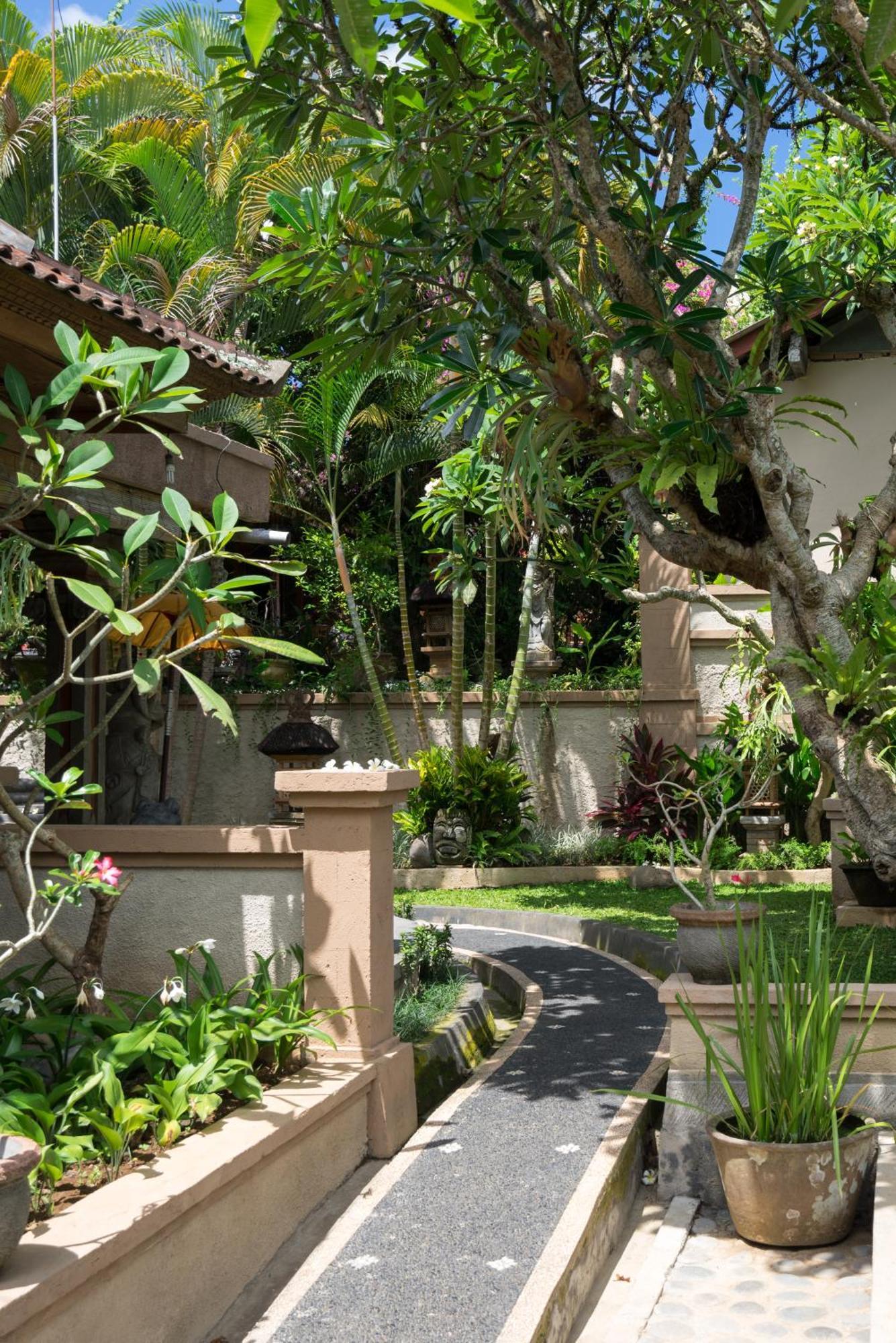 Nuaja Balinese Guest House Ubud  Exterior photo